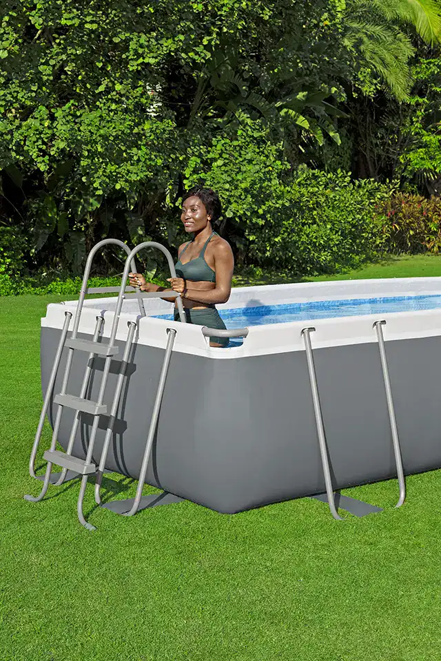 Zwembad met ladder en filterpomp, ideaal voor zomerse ontspanning in je tuin.