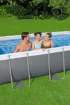 Gezinnen genieten van het Bestway Power Steel zwembad met filterpomp in de tuin.