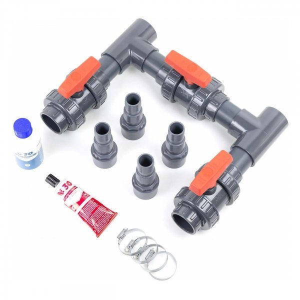 Bypass kit voor warmtepomp, inclusief koppelingen en accessoires voor installatie.