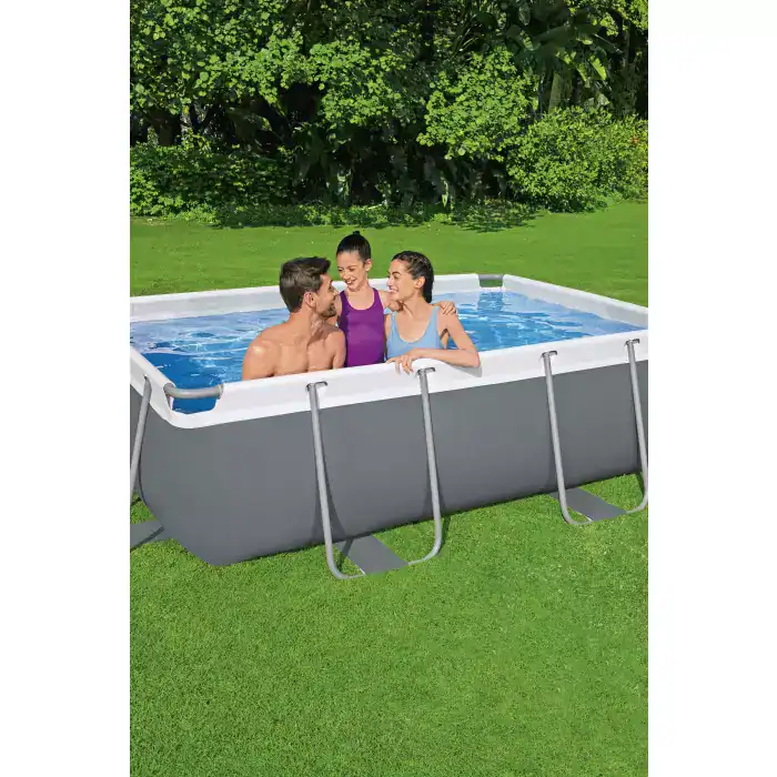 Familie geniet van het Bestway Power Steel zwembad in de tuin.