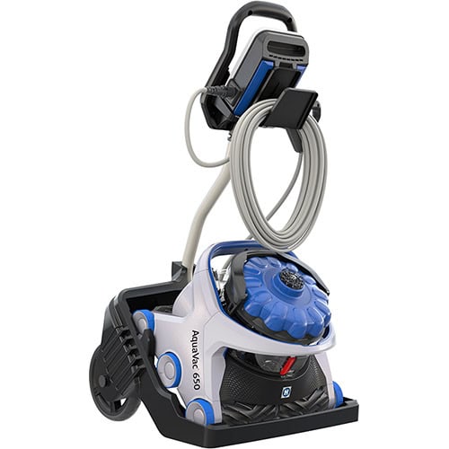 Zwembadrobot Hayward Aquavac 600 met schuimborstels voor schoonmaak.