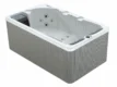 3-persoons hottub met massagejets en houten ombouw.