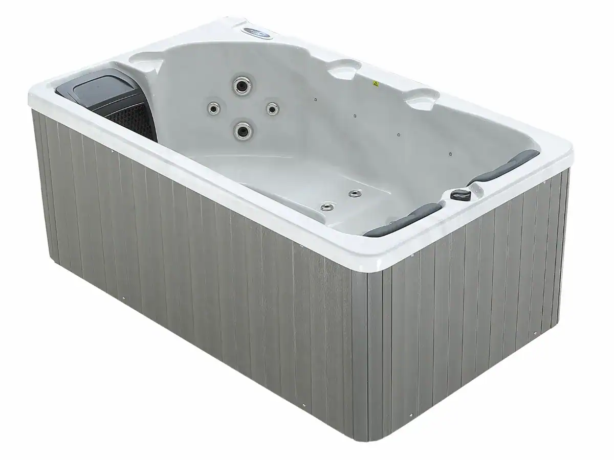 3-persoons hottub met massagejets en houten ombouw.