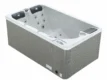 Luxe 3-persoons hottub met massagejets en houten buitenkant.