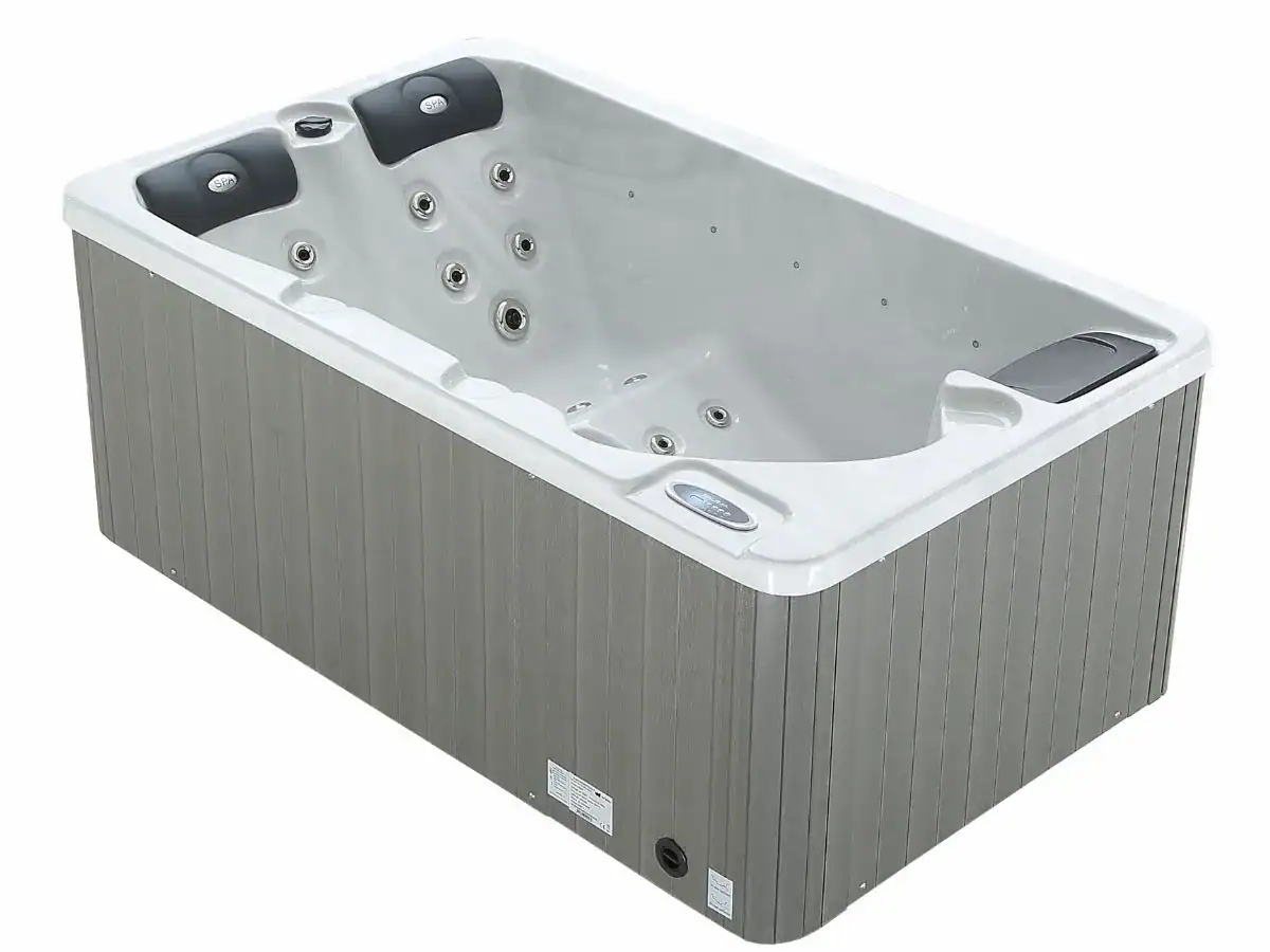 Luxe 3-persoons hottub met massagejets en houten buitenkant.