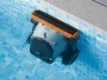 Robotic zwembadreiniger voor schoon en helder zwembadwater.