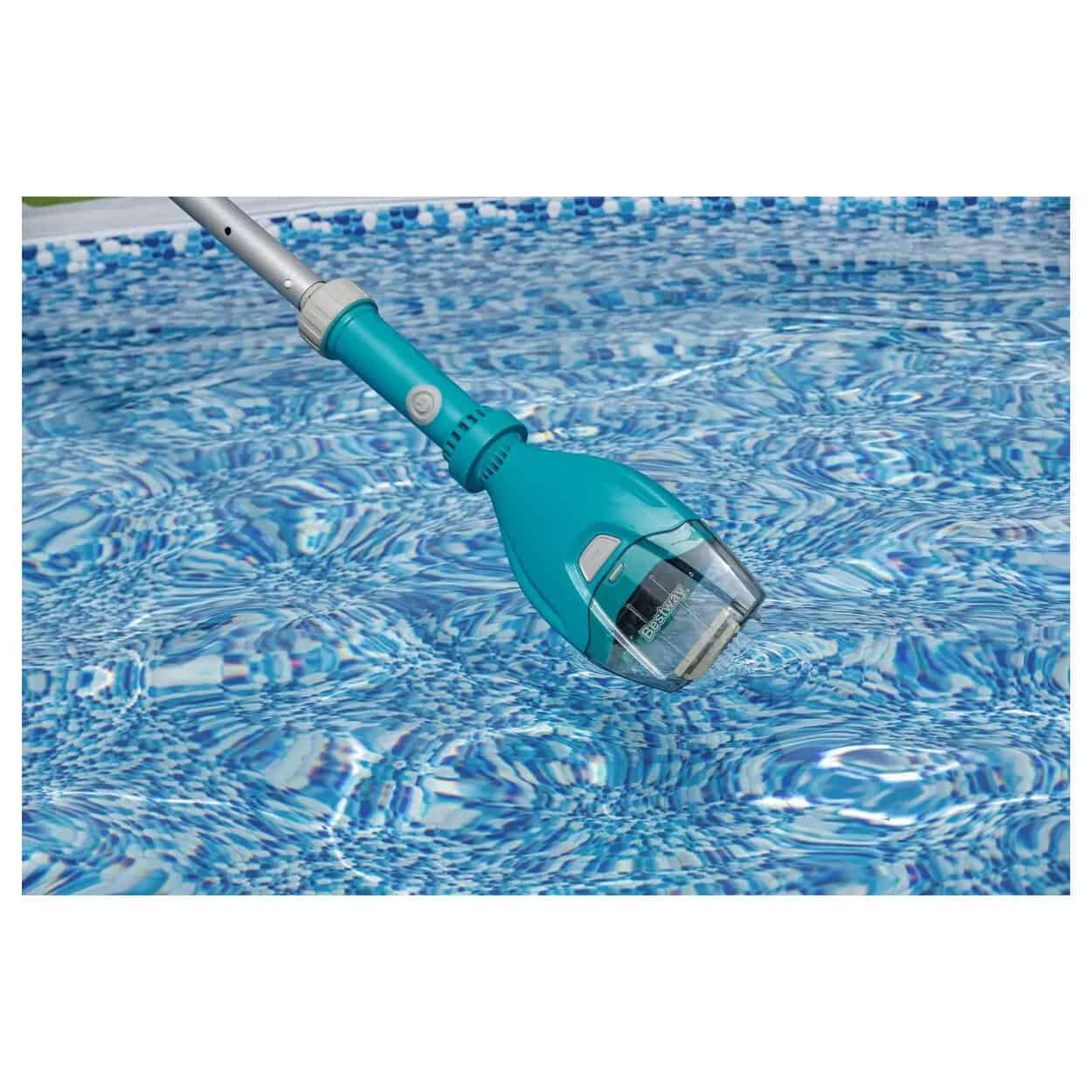 Elektrische zwembadstofzuiger op water, geschikt voor schoonmaken van zwembaden.