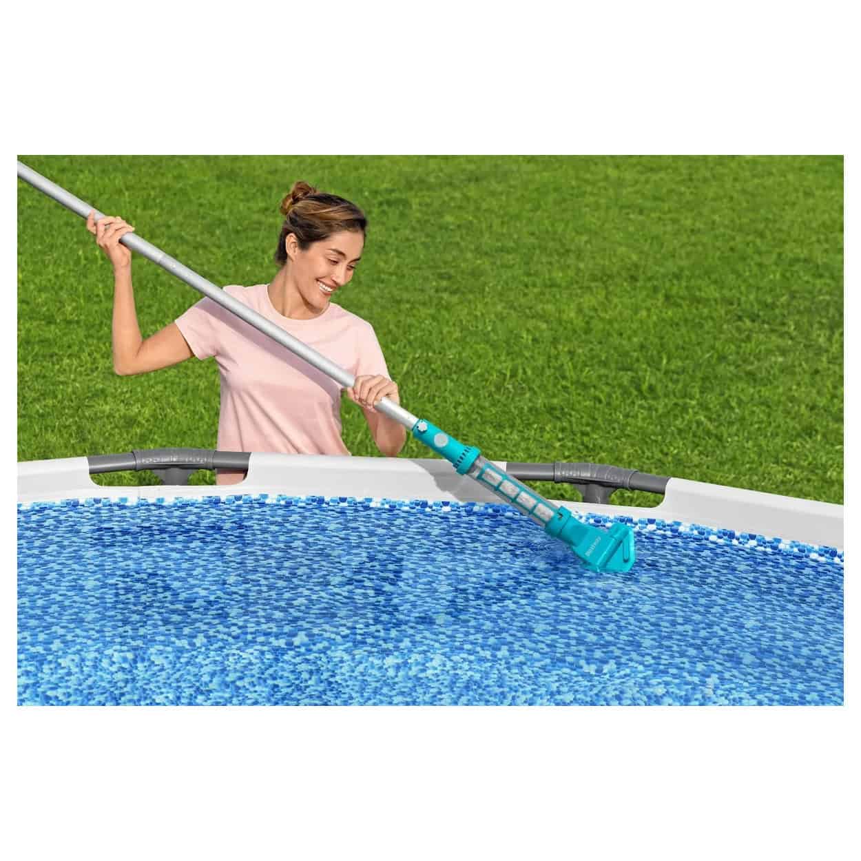 Vrouw gebruikt Bestway AquaSurge elektrische zwembadstofzuiger.