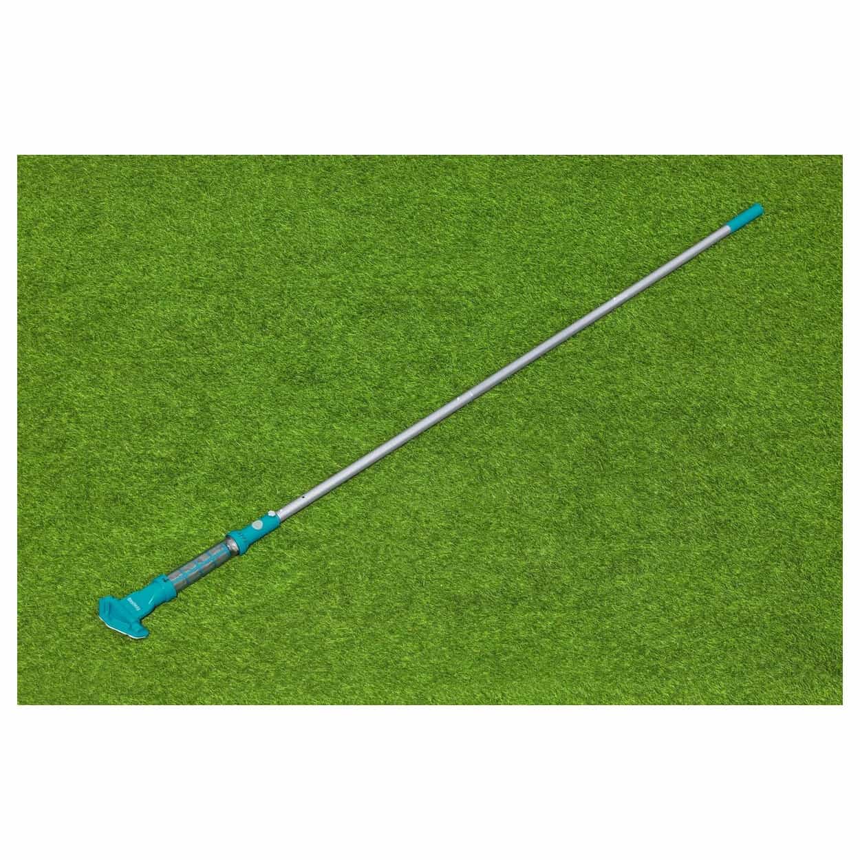 Elektrische zwembadstofzuiger op gras, geschikt voor zwembadonderhoud.