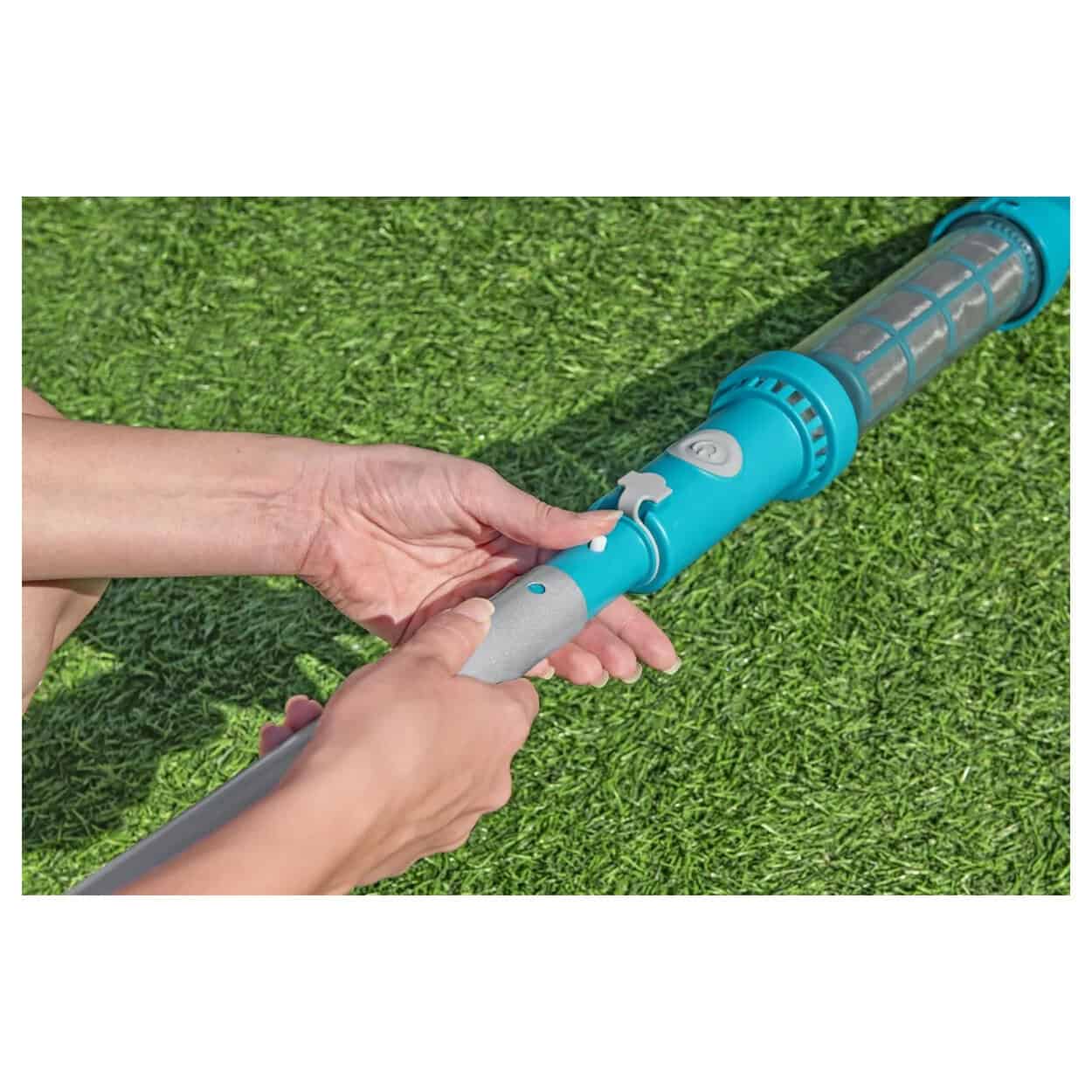 Zwembadstofzuiger onderhoudsset voor schoonmaak van zwembad.