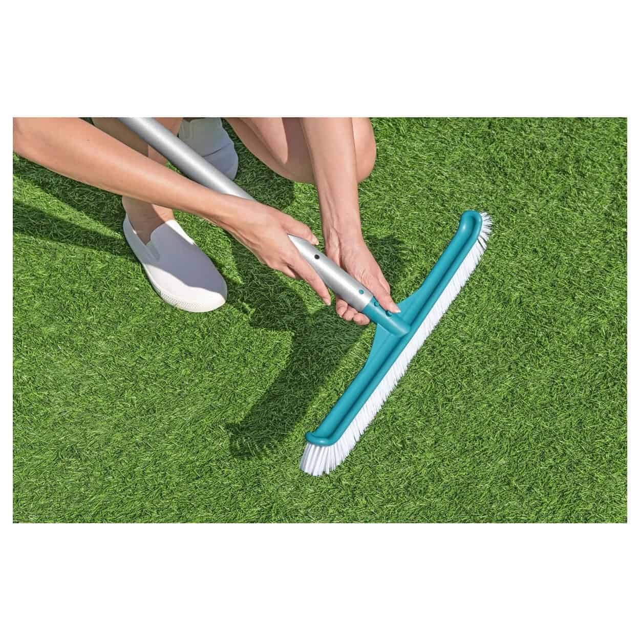 Zwembadstofzuiger schoonmaakset op gras, voor zwembadonderhoud.