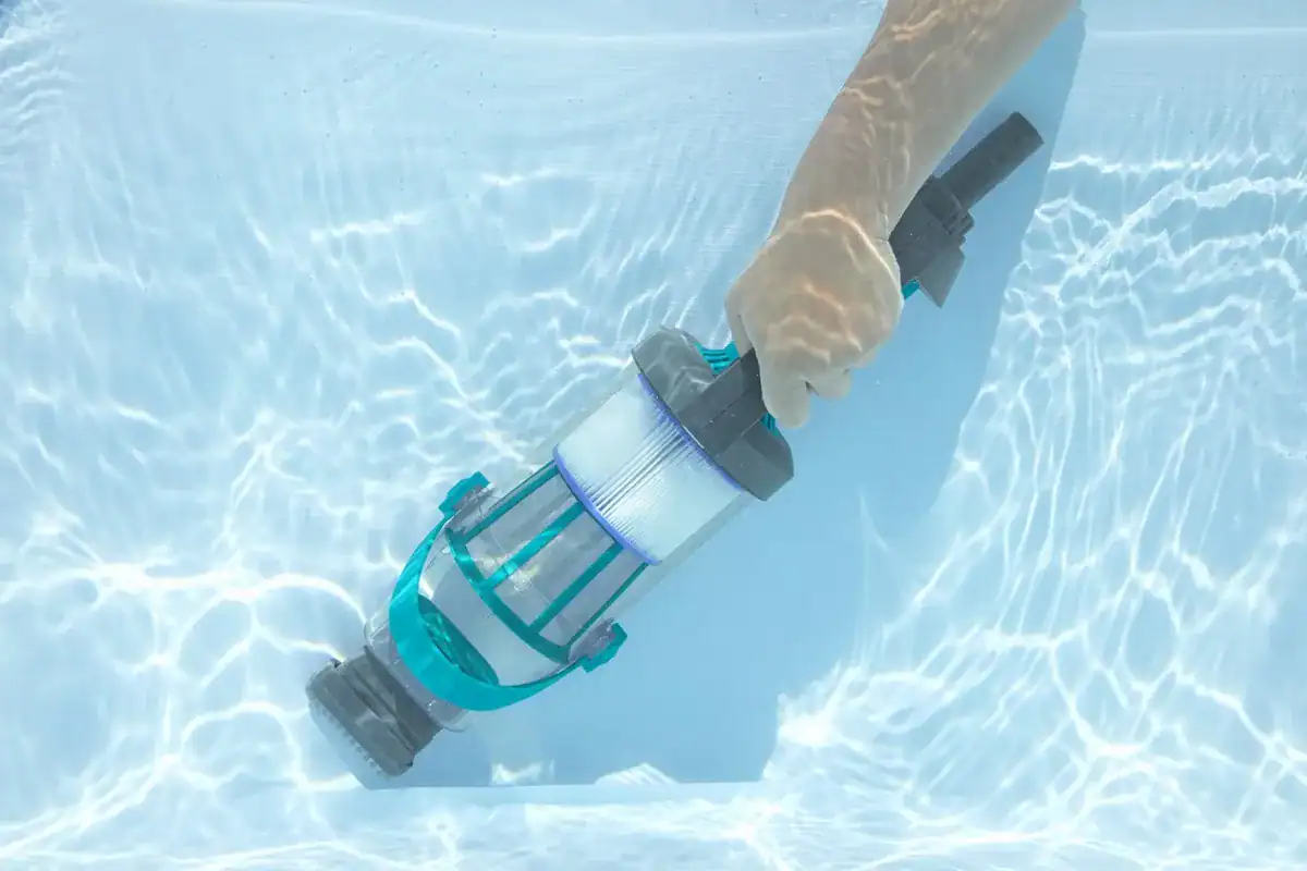 Elektrische zwembadstofzuiger voor schoonmaken van zwembaden.