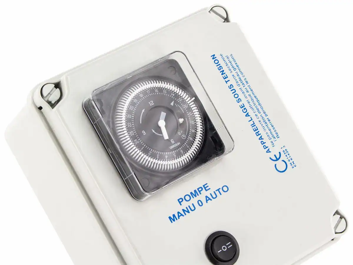 Zwembadpomp met timer voor automatische of handmatige bediening.