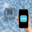 Dolphin EON 100 zwembadrobot met smartphone bediening op water.