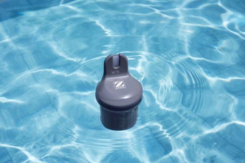 Zwembad filterpomp drijvend in helder water voor schoon zwemwater.