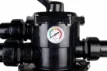 Zandfilterset DK 560 voor zwembadfiltering, capaciteit 12 m³/u, inclusief drukmeter en slangen.