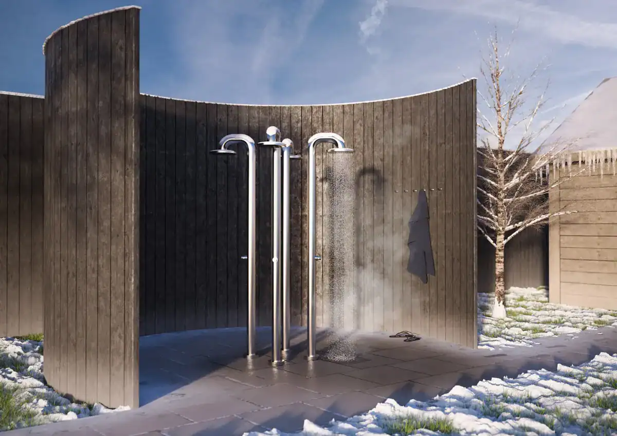 Buitendouche van roestvrij staal met vorstvrije functie in winterse omgeving.