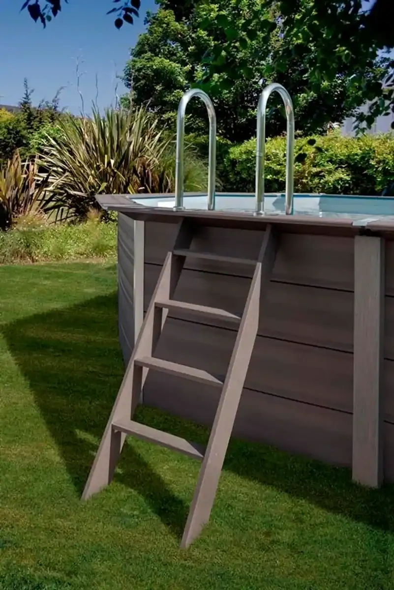 Groot composiet zwembad met trap en houten afwerking, ideaal voor zomerse ontspanning.