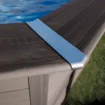 Detail van het composiet zwembadrand met antislip afwerking.