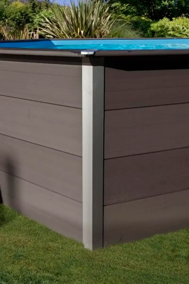 Zwembad met composiet wanden en blauwe waterlijn.