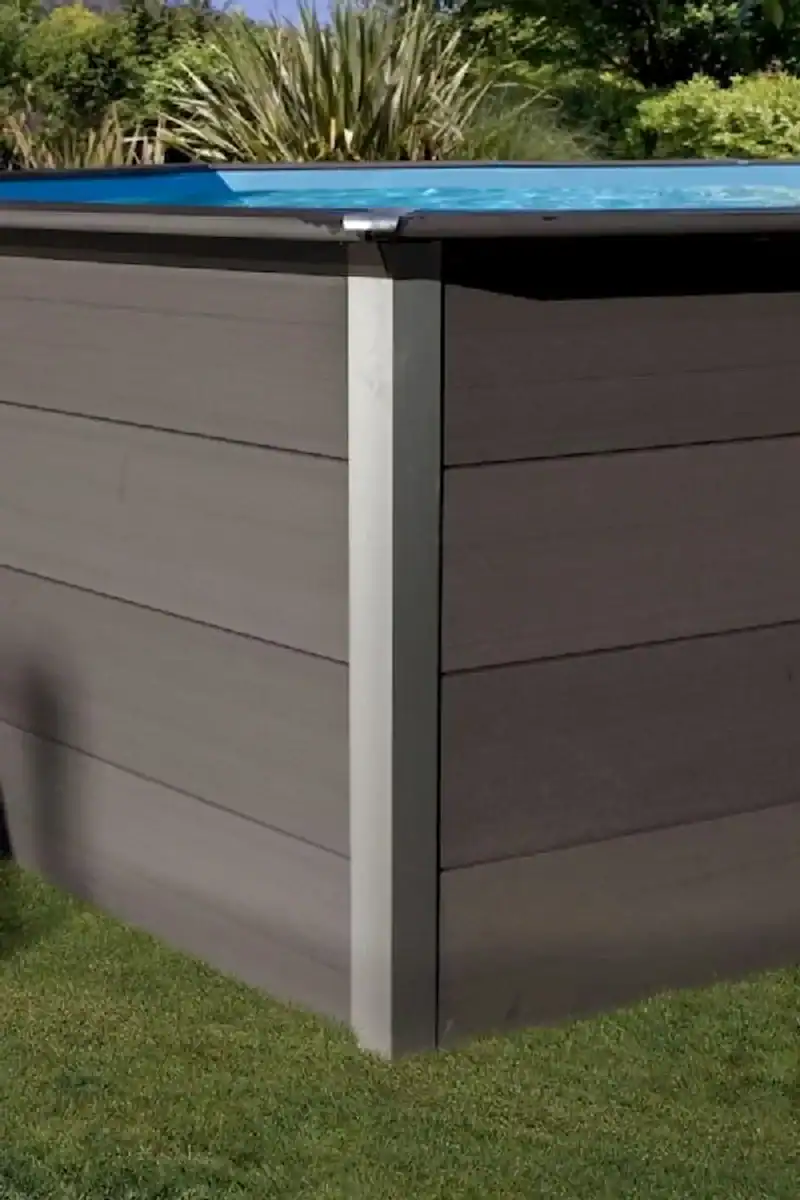 Zwembad met composiet wanden en afmeting 326 x 186 x 96 cm.