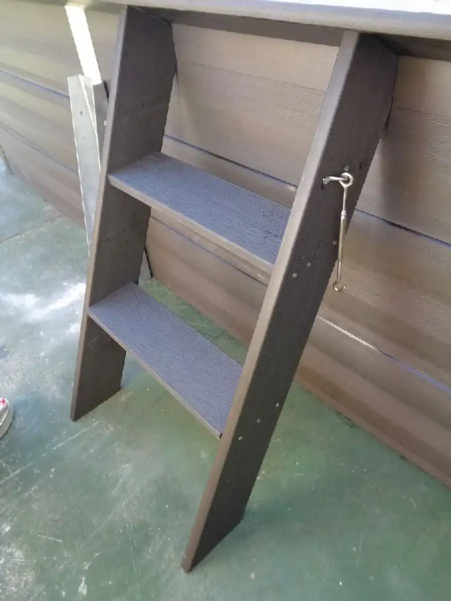 Geleider voor zwembadtrap met antislip treden en bevestigingshaak.