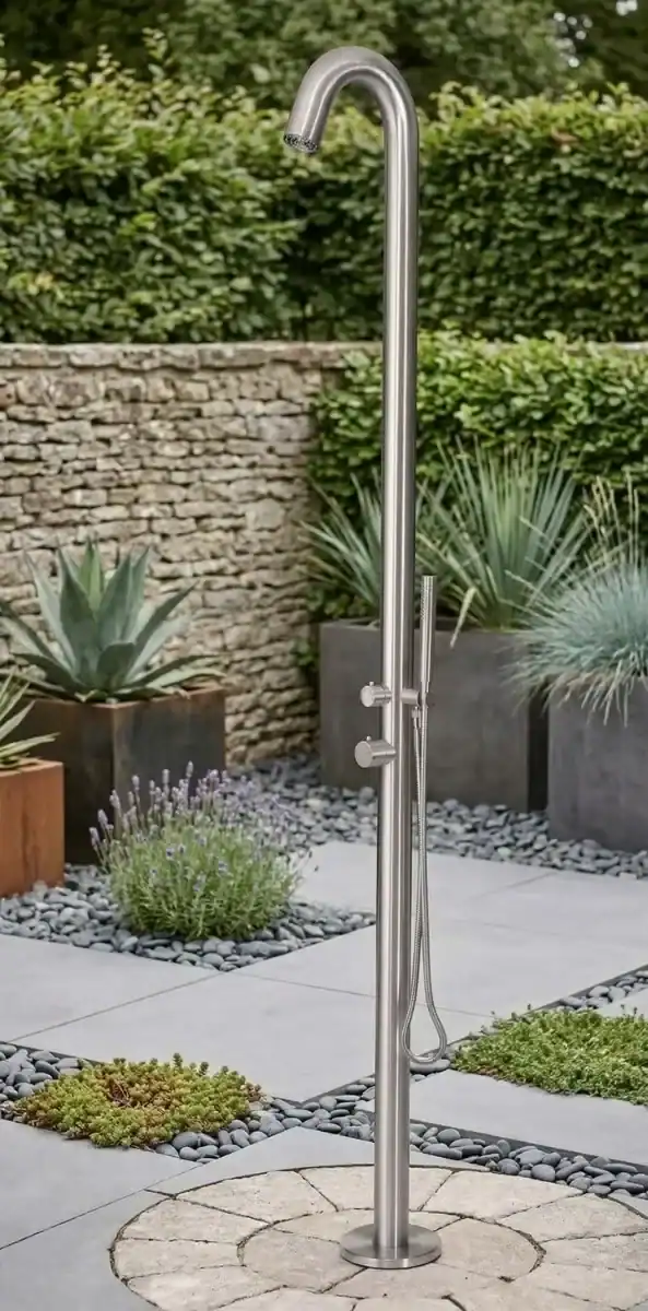 Alternatieve buitendouche in geborsteld RVS voor tuin en zwembad.
