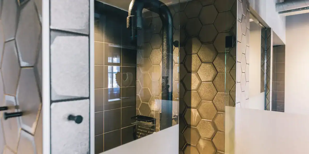 JEE-O Soho buitendouche in matzwart RVS, vorstbestendig design.