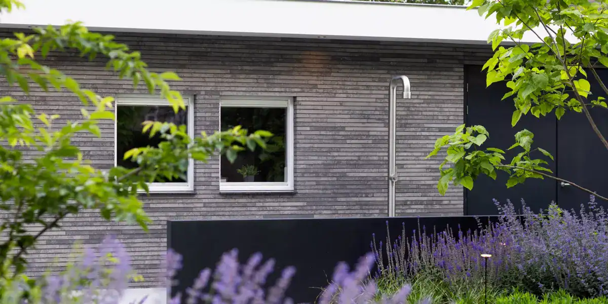 JEE-O Soho 01 buitendouche in roestvrij staal voor gebruik bij koud weer.