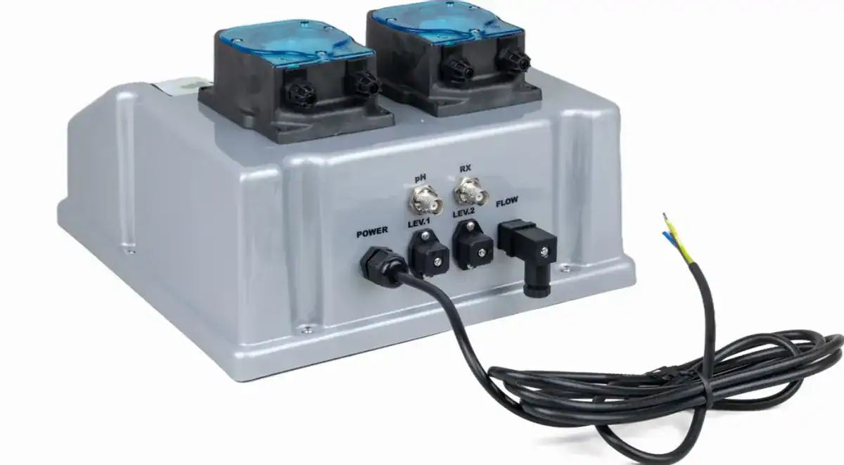 Automatische pH- en redoxregeling voor zwembaden, compact ontwerp.