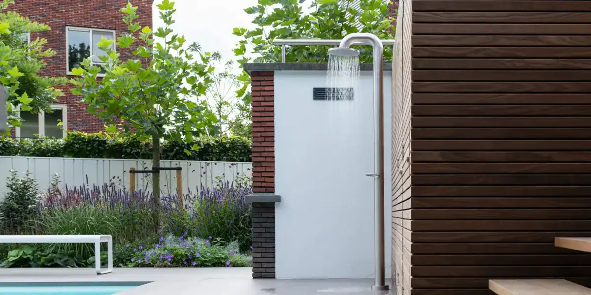 JEE-O Fatline buitendouche van geborsteld RVS in tuin.
