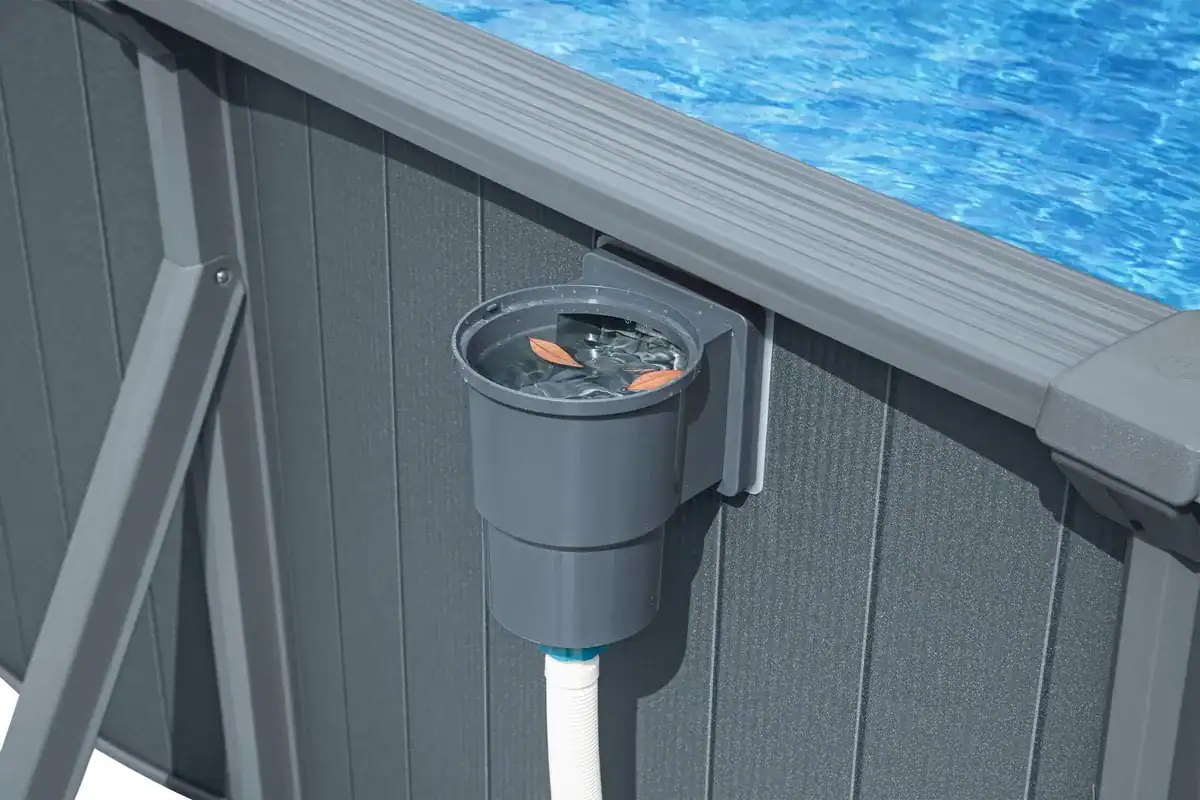 Zwembadfilter en waterafvoer voor schoon water en onderhoud.