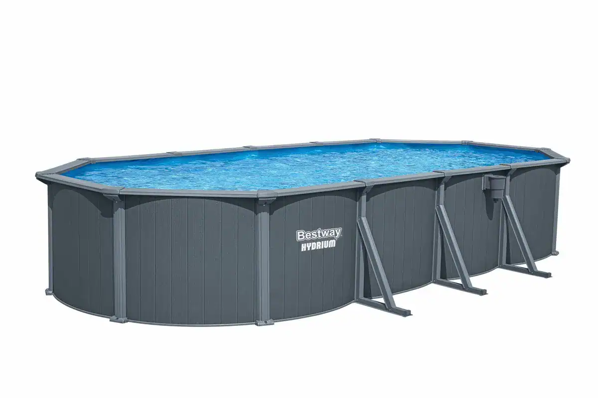 Zwembad met stevig frame en helder water, perfect voor zomerse ontspanning in de tuin.