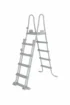 Zwembadtrap met uitschuifbare ladder en antislip treden voor veilige toegang.