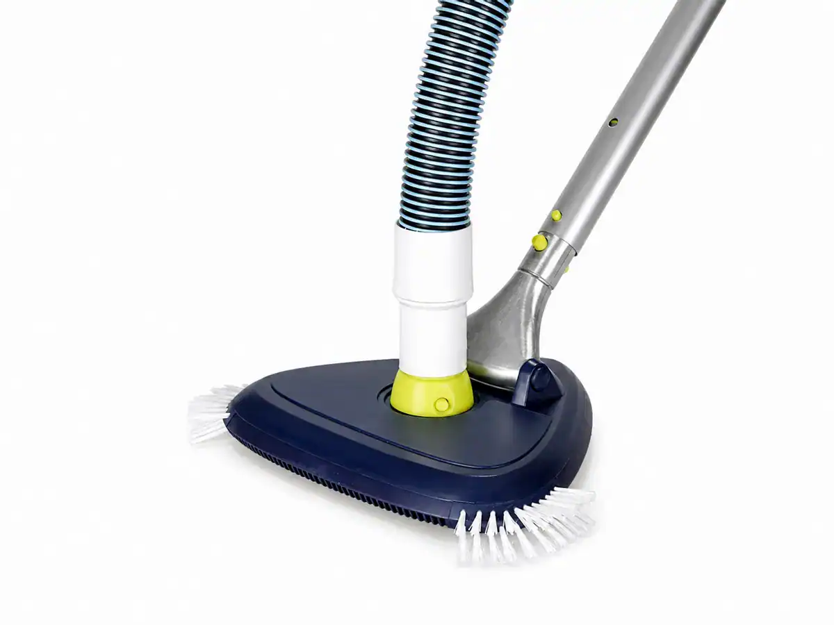 Zwembad stofzuiger met slang en borstelkop voor schoonmaak.