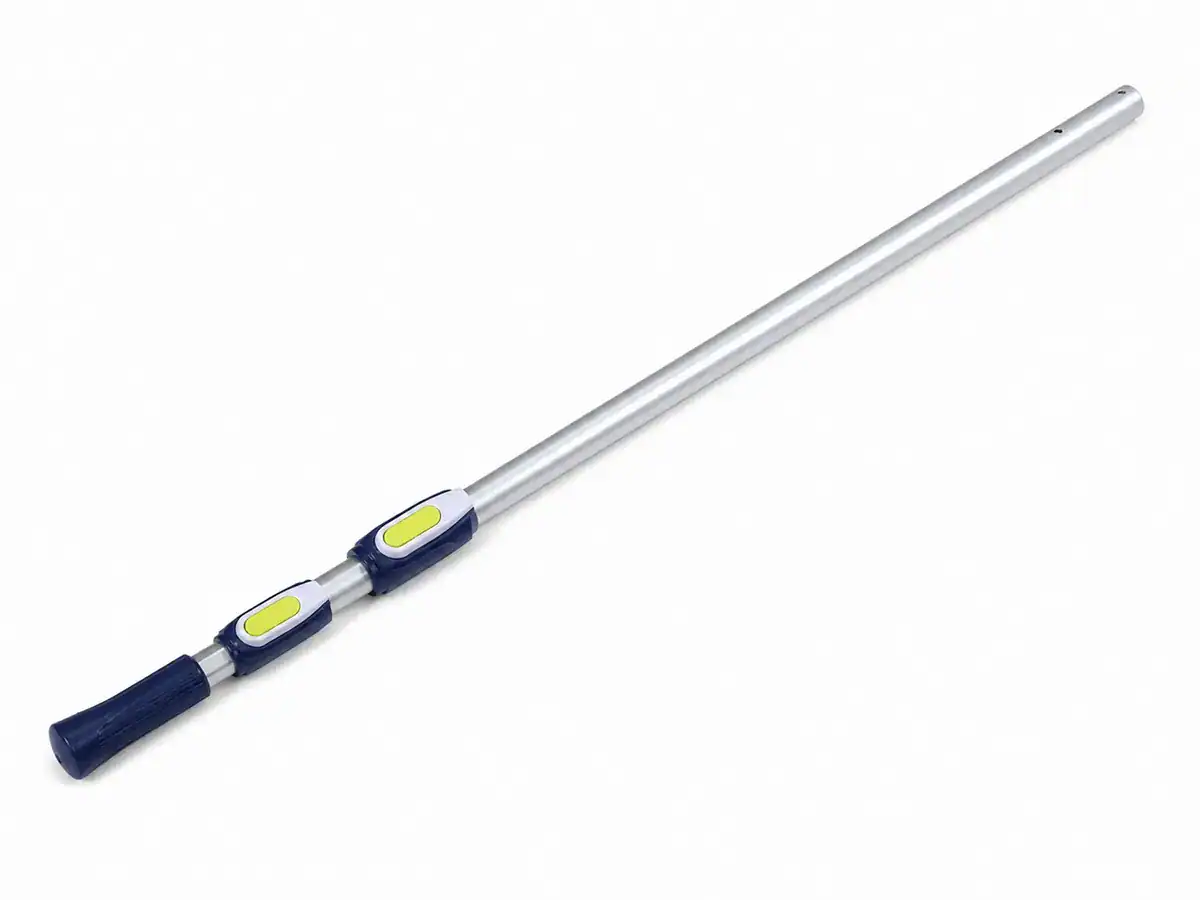 Telescopische zwembad schoonmaaksteel voor het reinigen van zwembaden.