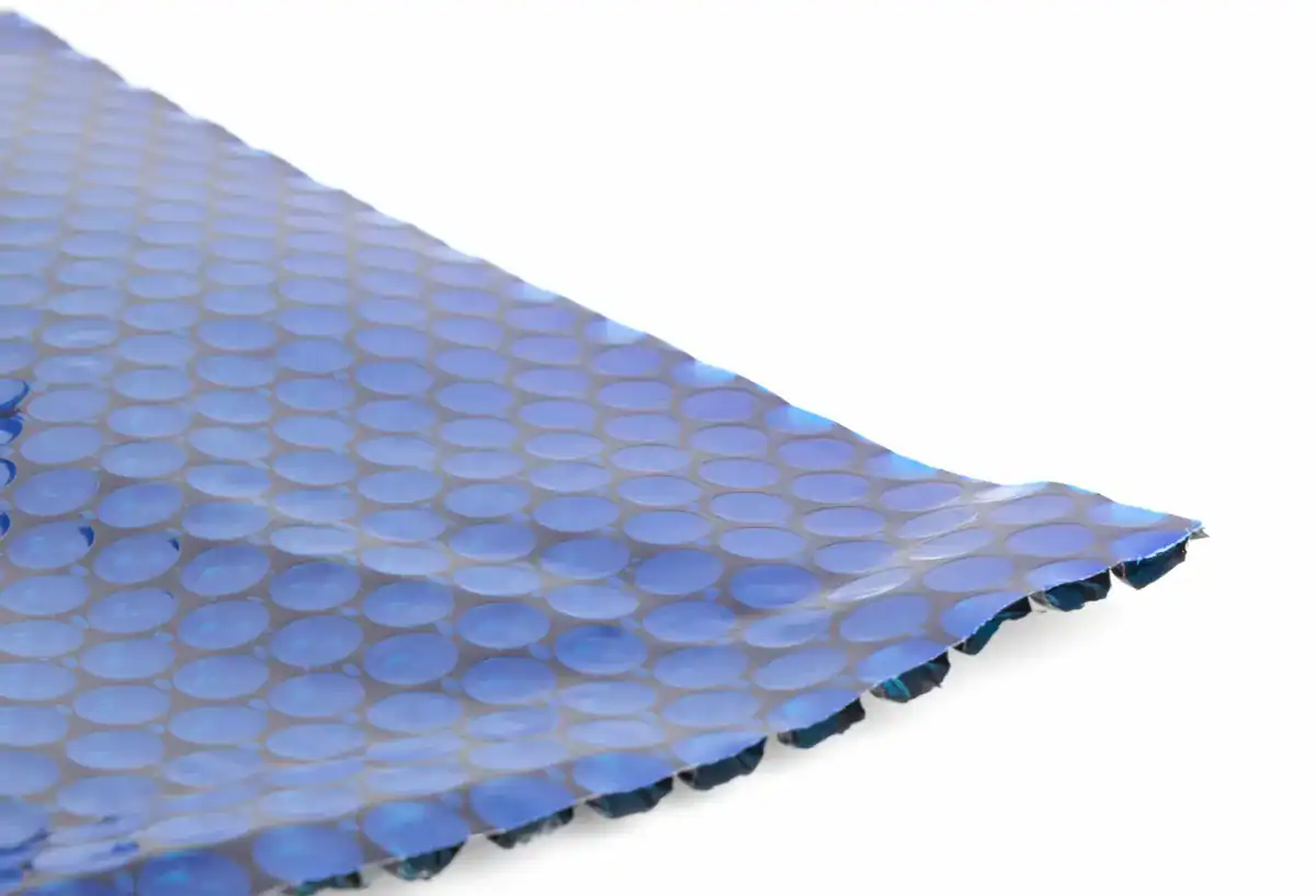 Zwart/blauwe zwembad zonnezeil voor verwarming en bescherming.
