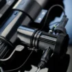 Filterpomp voor zwembaden met elektrische motor en slangverbinding.