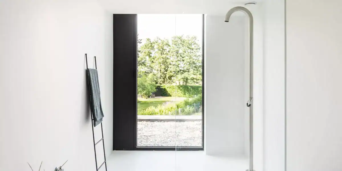JEE-O buitendouche van geborsteld RVS voor buitengebruik, vorstvrij ontwerp.