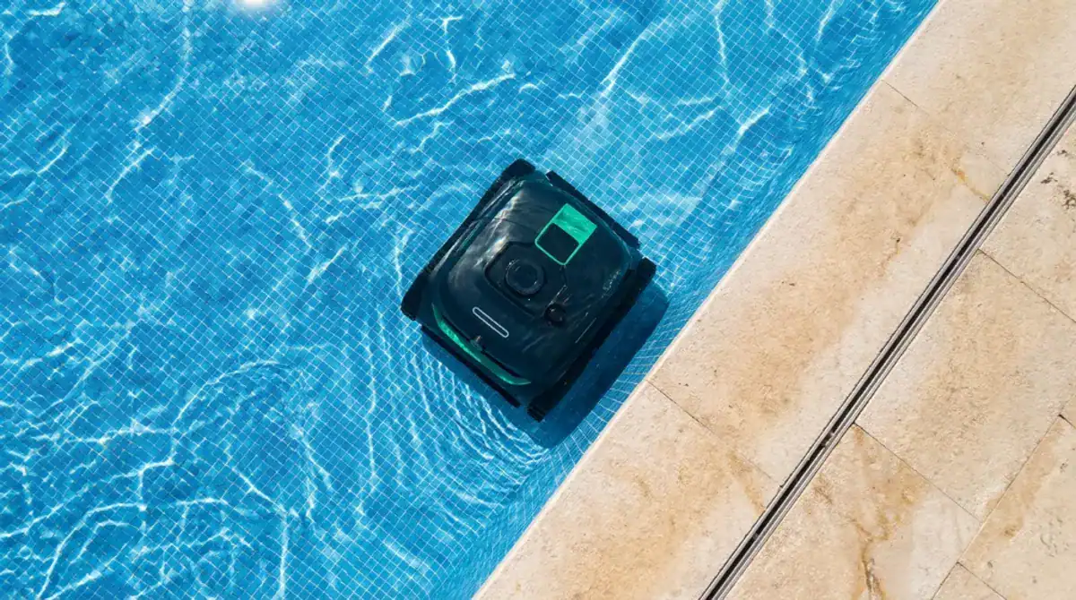Zwembad robotstofzuiger schoonmaakt het zwembadwater automatisch.