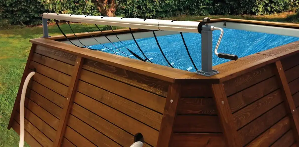 Houten opzetzwembad met filter en trap, ideaal voor zomerse ontspanning in je tuin. Duurzaam en gema.