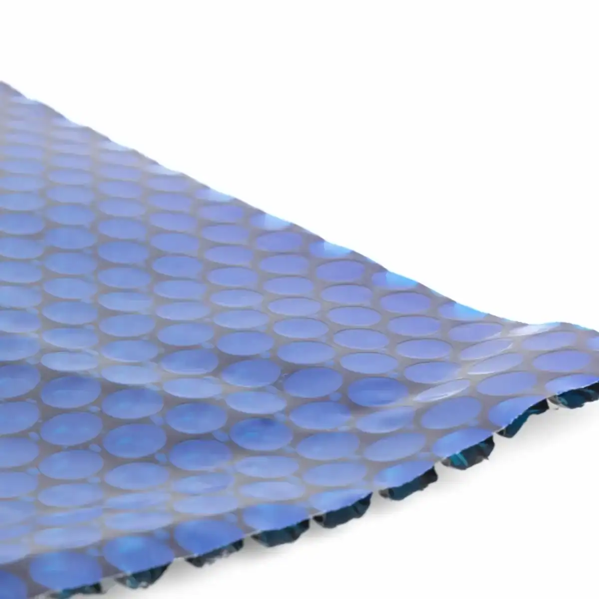 Blauwe zwembadfolie met patroon voor zwembadafwerking en bescherming.