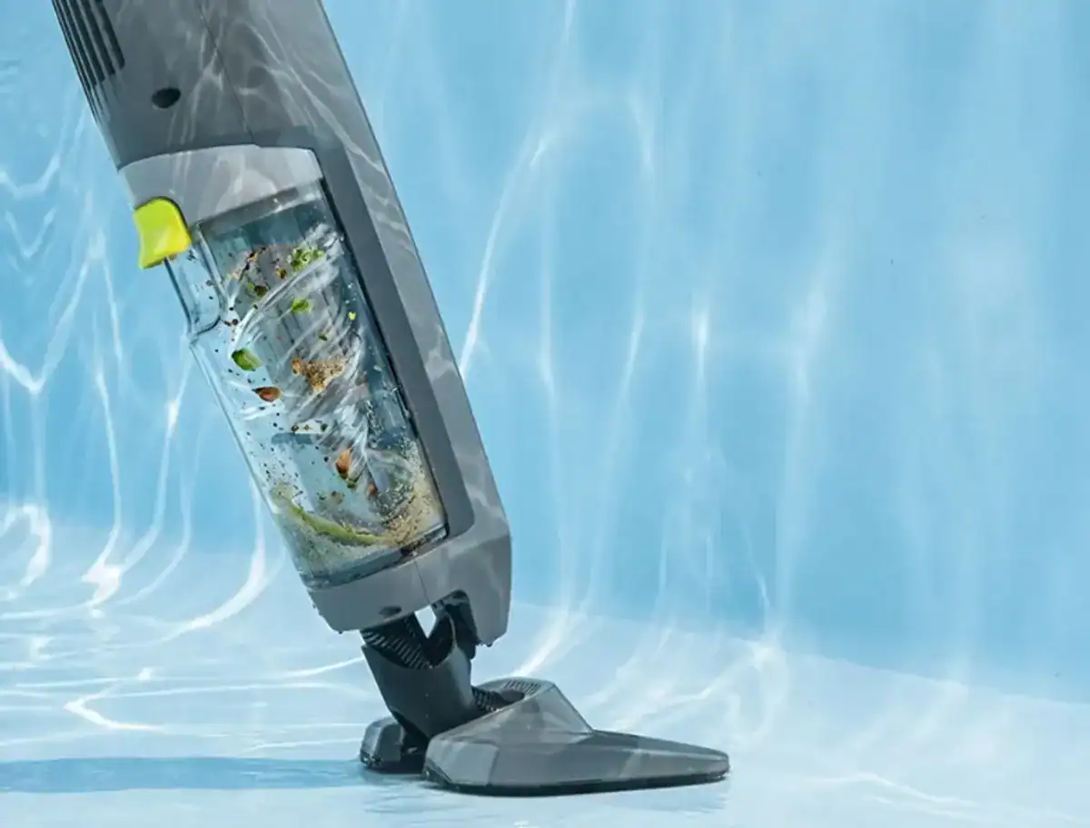 Zodiac MHV 20 elektrische zwembadstofzuiger in gebruik onder water.