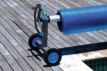 Zwembadrolwagen met rollende mat voor zwembadonderhoud en schoonmaak.