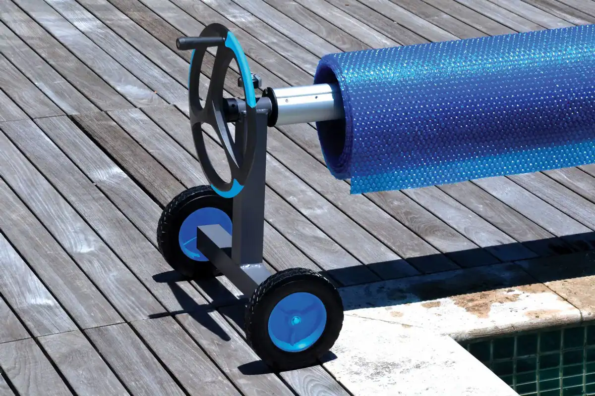 Zwembadrolwagen met rollende mat voor zwembadonderhoud en schoonmaak.