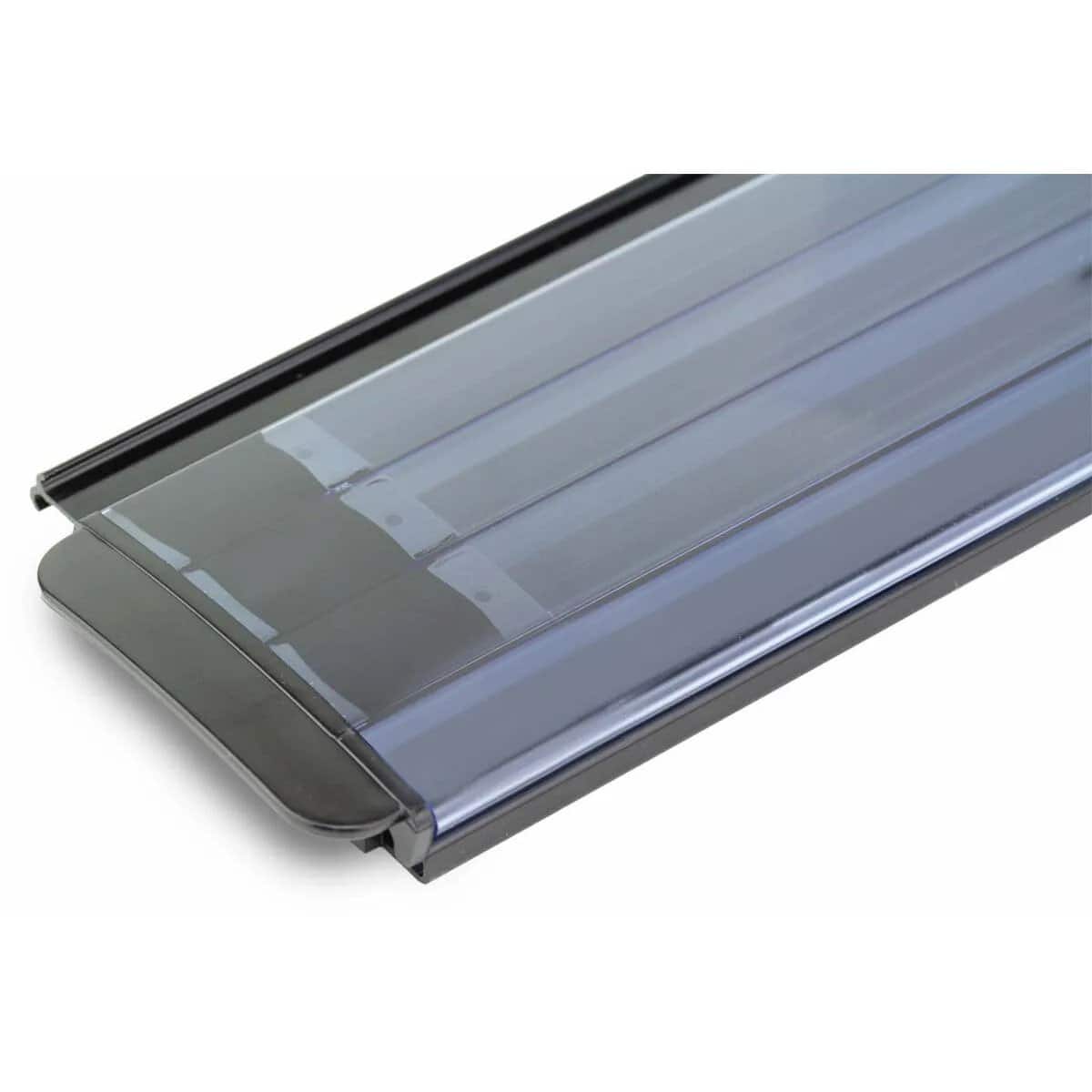 Transparante solar cover voor zwembad met automatische rolmechanisme.