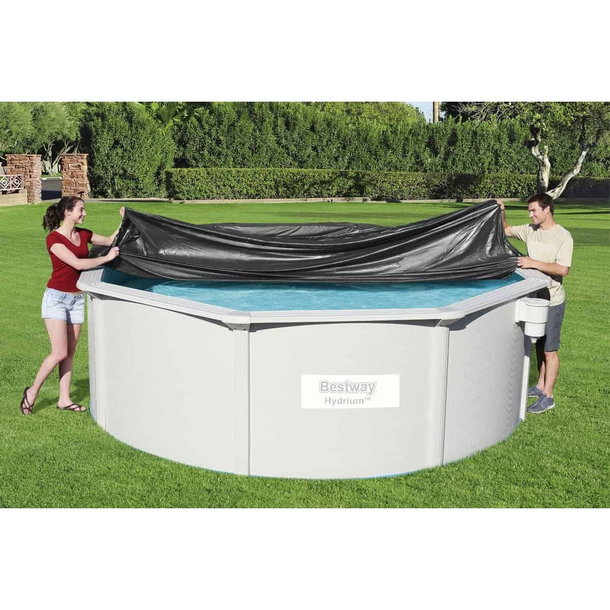 Twee mensen zetten een opblaasbaar zwembad op in de tuin.