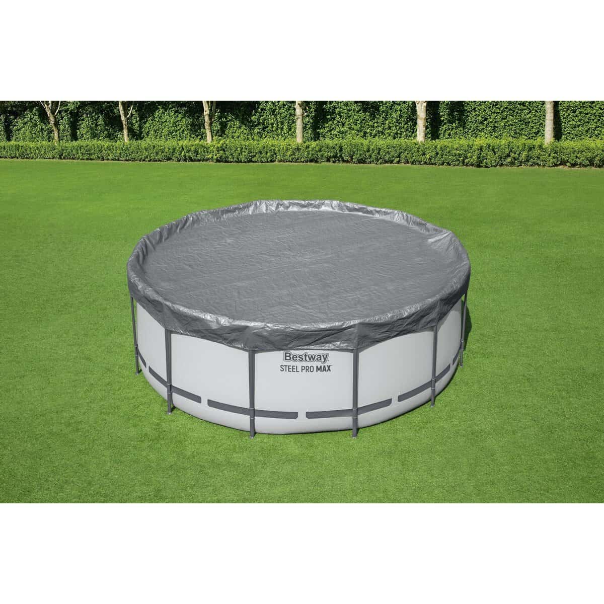 Zwembad met afdekzeil op gras, ideaal voor zomerse dagen.