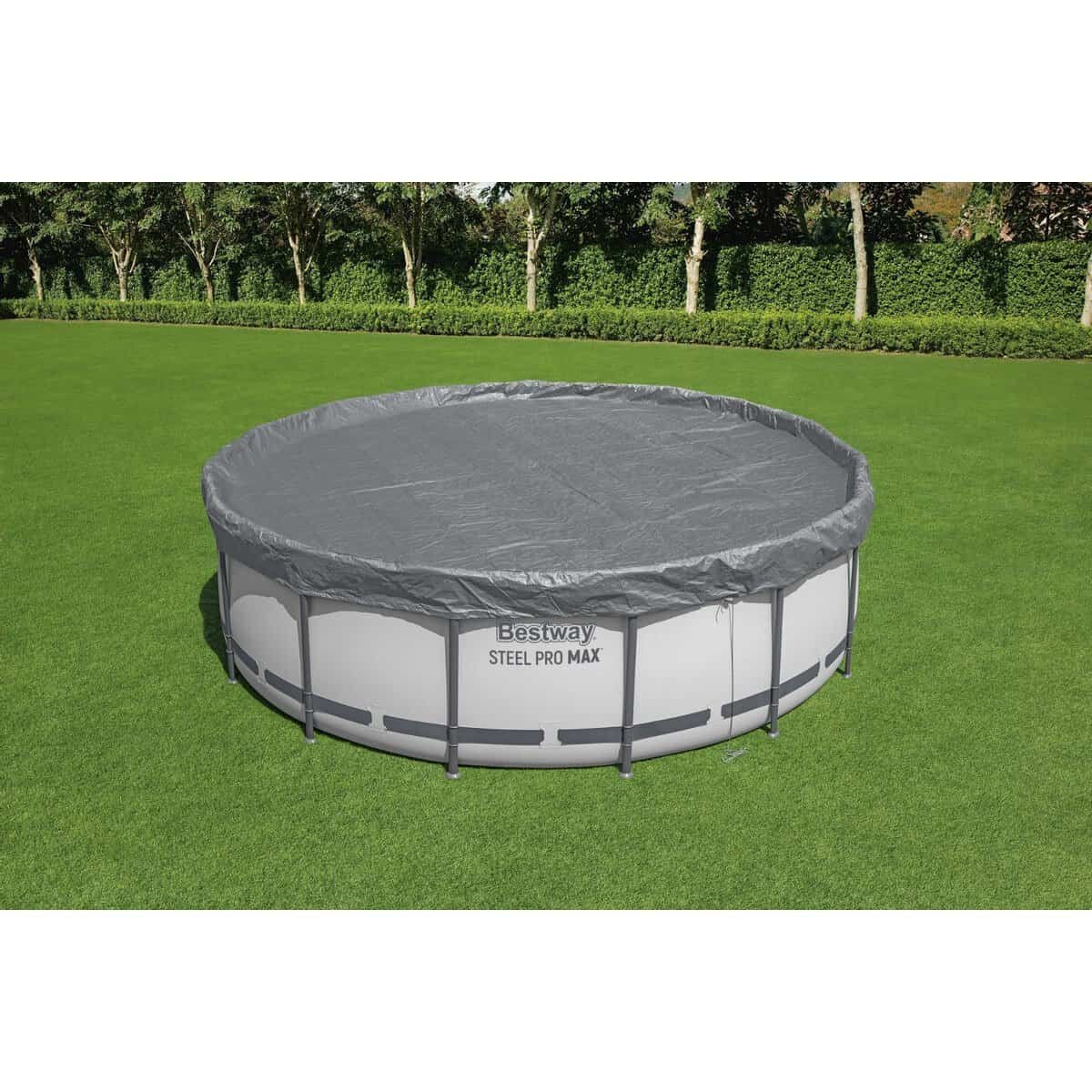 Opblaasbaar zwembad met afdekzeil op grasveld, geschikt voor tuinplezier.