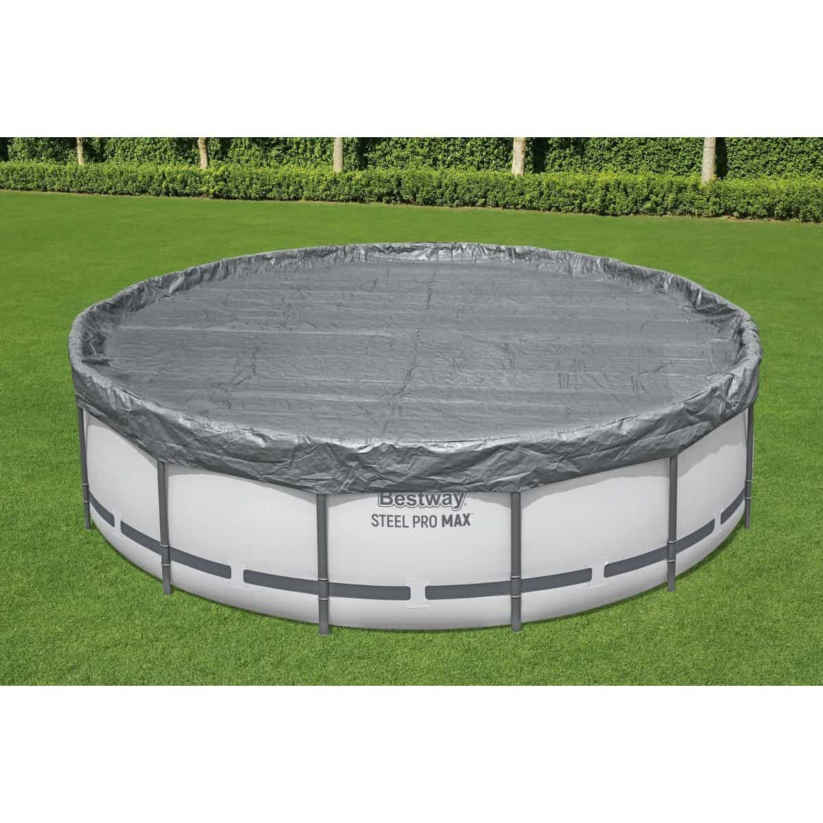 Zwembad met afdekzeil op gras, ideaal voor zomerse dagen.